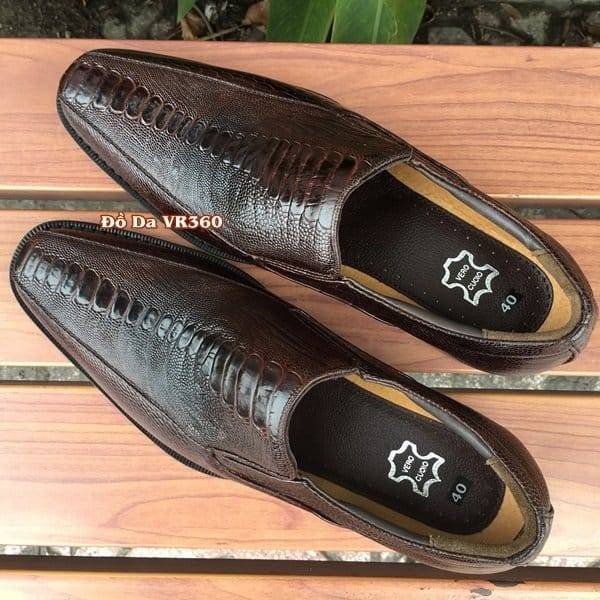 Hình ảnh biểu tượng thương hiệu trên giày cùng với dây giày sành điệu, tạo nên sự hoàn hảo cho đôi Giày Tây Da Đà Điểu màu nâu đen.