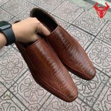 ổng quan giày Tây lười da vây chân đà điểu màu nâu đỏ: sự kết hợp hoàn hảo giữa chất liệu da đà điểu cao cấp và thiết kế sang trọng, phong cách cổ điển.