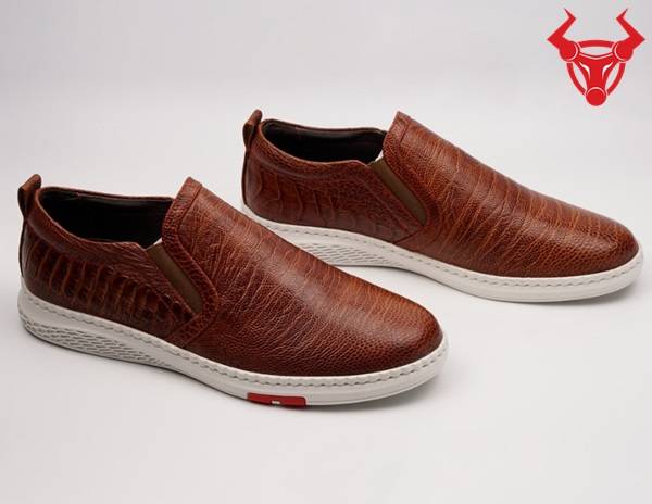 Mũi giày thể thao da đà điểu màu nâu đỏ với thiết kế trẻ trung, tinh tế, mang lại sự thoải mái và phong cách riêng biệt cho người sử dụng.