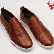 Giày thể thao da đà điểu màu nâu đỏ: kết hợp hoàn hảo giữa chất liệu da đà điểu sang trọng và thiết kế thể thao năng động, phù hợp với nhiều hoạt động trong cuộc sống