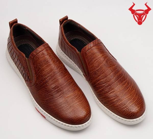 Giày thể thao da đà điểu màu nâu đỏ: kết hợp hoàn hảo giữa chất liệu da đà điểu sang trọng và thiết kế thể thao năng động, phù hợp với nhiều hoạt động trong cuộc sống