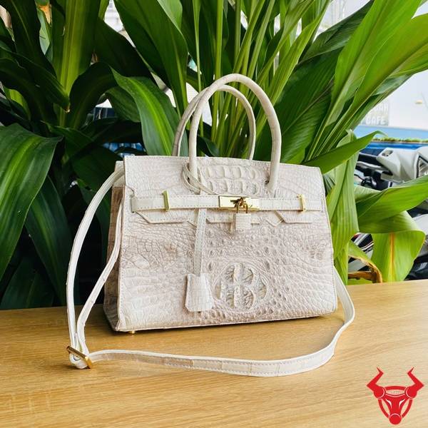 Cận cảnh da cá sấu bạch tạng thật – tinh xảo đến từng chi tiết Cận cảnh vân da cá sấu bạch tạng thuộc thủ công