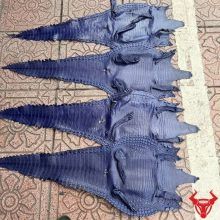 Da bụng cá sấu nguyên tấm màu xanh navy cao cấp, vân đều, ít sẹo và sang trọng.