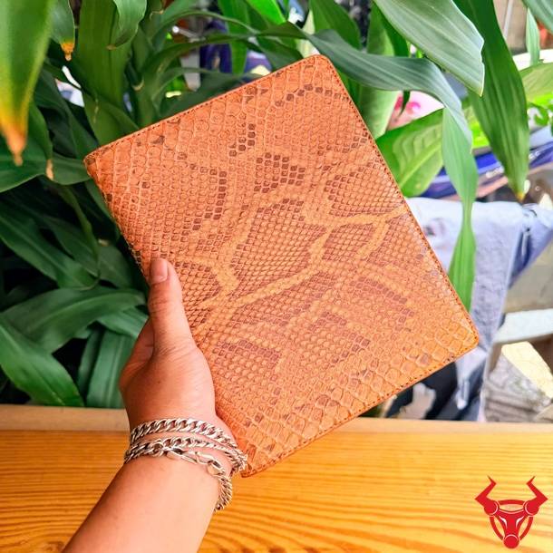 Bìa sổ tay da trăn đẳng cấp, sang trọng, khác biệt và giàu dấu ấn cá nhân.