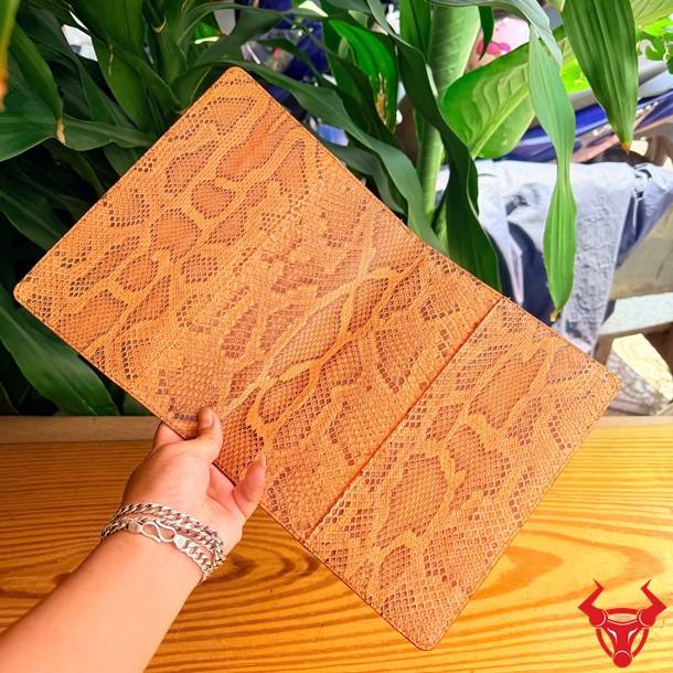 Bìa sổ tay bọc da trăn sang trọng, nổi bật với vân da tự nhiên và phong cách khác biệt.