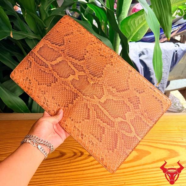 Bìa sổ tay da trăn cao cấp, thiết kế độc đáo, sang trọng và mang dấu ấn cá nhân.