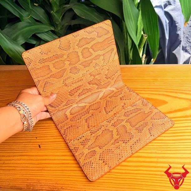 Bìa sổ da trăn sang trọng, ấn tượng với vân da tự nhiên và phong cách riêng biệt.