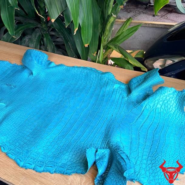 Da cá sấu Thái Lan size 4 lớn xanh lam, vân đẹp, khổ da thuận tiện và dễ ứng dụng thiết kế.