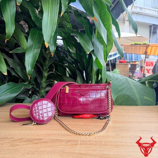 Túi da cá sấu đỏ mận nổi bật, thời trang và đẳng cấp.