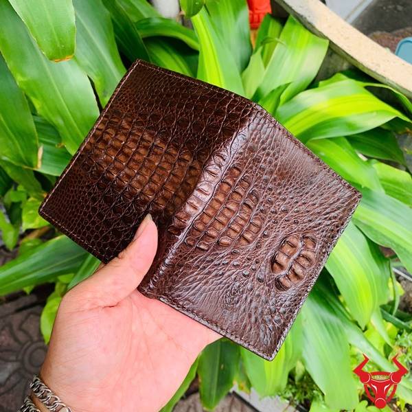 Ví Da Cá Sấu Nguyên Con Nhỏ VJA7 Dáng Đứng Nâu Đất Màu nâu đất trầm sang, kiểu dáng đứng thời trang và chất da cá sấu đầy ấn tượng.