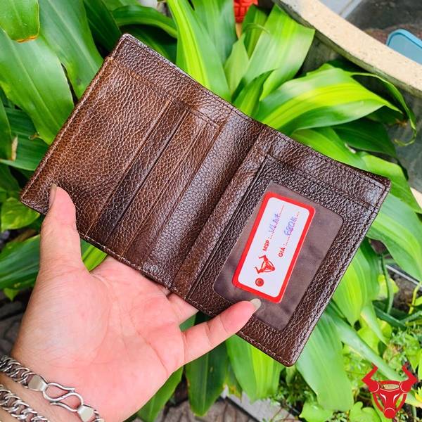 Ví Dáng Đứng VJA7 Da Cá Sấu Màu Nâu Đất Sang Trọng Thiết kế ấn tượng với da cá sấu nguyên con nhỏ và gam nâu đất đầy chiều sâu.