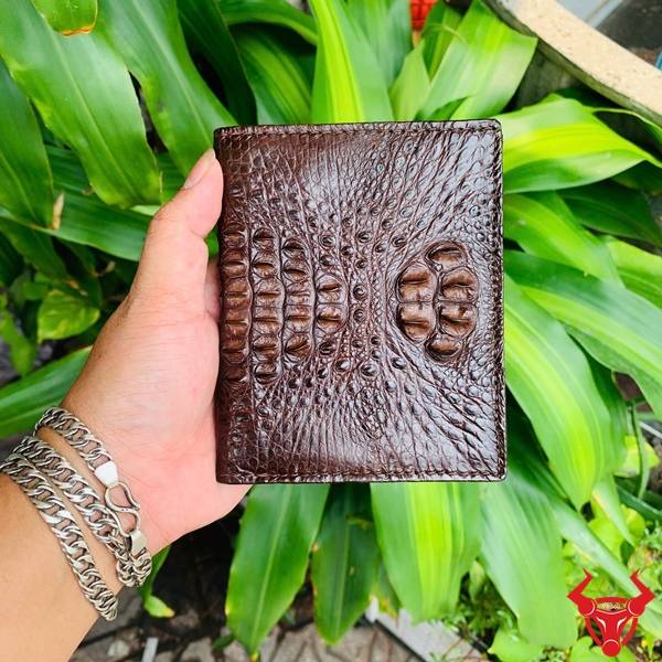 Ví Dáng Đứng Da Cá Sấu Nguyên Con Nhỏ VJA7 Nâu Đất Cao Cấp Dáng đứng thanh lịch, sắc nâu đất sang trọng, nổi bật với vân da cá sấu tự nhiên.