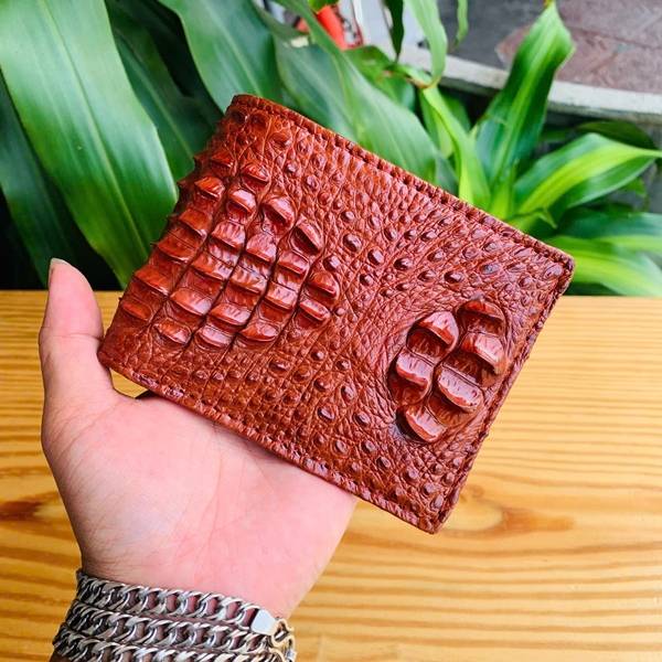 Ví nam da cá sấu nguyên con màu nâu đỏ cao cấp, thiết kế nhỏ gọn và sang trọng.
