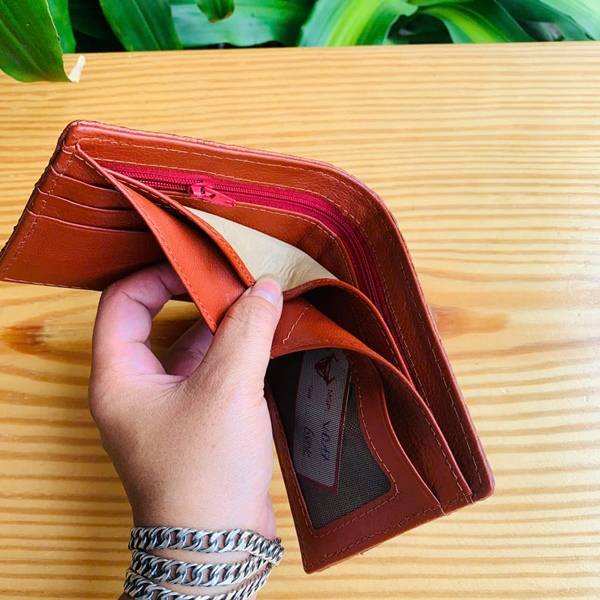 Ví da cá sấu nguyên con màu nâu đỏ mang phong cách lịch lãm, thời trang và đẳng cấp.