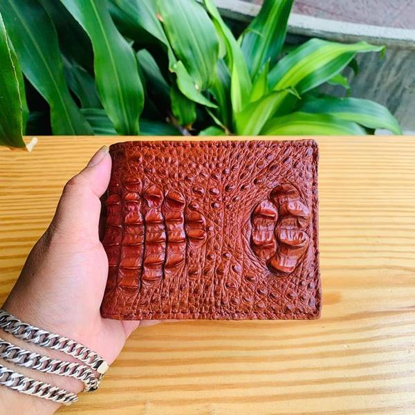 Ví da cá sấu nguyên con nâu đỏ với thiết kế tinh xảo và phong cách thời trang cao cấp.