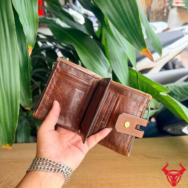 Ví da bò thật cao cấp, nhiều ngăn và thiết kế khóa gài tiện lợi.