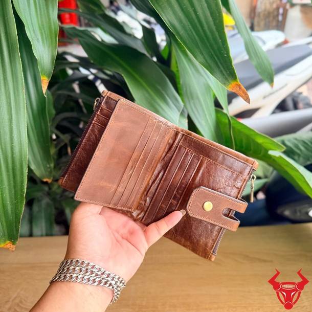 Ví da bò nhiều ngăn, kiểu dáng hiện đại và chất lượng cao cấp.