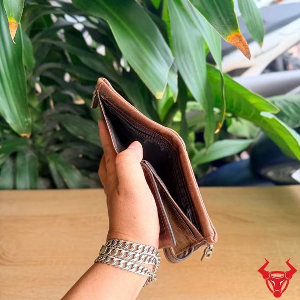 Ví da bò dáng đứng cao cấp với nhiều ngăn lưu trữ tiện ích.