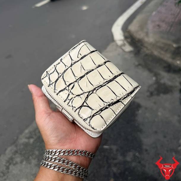 Ví Da Bụng Cá Sấu Nữ Dáng Ngắn VRBA8 Phong Cách Ví nữ VRBA8 da bụng cá sấu Thái Lan trắng đen, thanh lịch, cao cấp và dễ phối đồ.