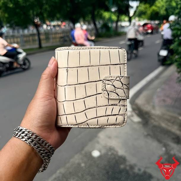 Ví Da Bụng Cá Sấu Nữ VRBA8 Trắng Đen Thanh Lịch Ví nữ da bụng cá sấu Thái Lan VRBA8 dáng ngắn trắng đen, thời trang, đẳng cấp và đa dụng.