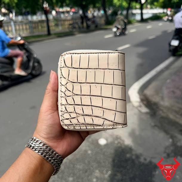 Ví Nữ Dáng Ngắn Da Bụng Cá Sấu Thái Lan VRBA8 Đẳng Cấp Ví nữ VRBA8 da bụng cá sấu Thái Lan trắng đen, sang trọng, cao cấp, phong cách và đa dụng.