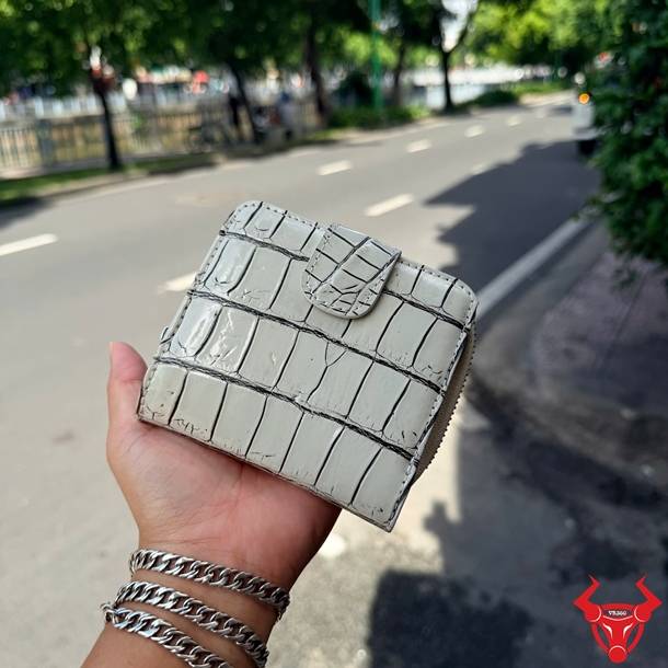 Ví nữ dáng ngắn VRBA8 da bụng cá sấu Thái Lan vân vuông trắng đen, cao cấp và phong cách.
