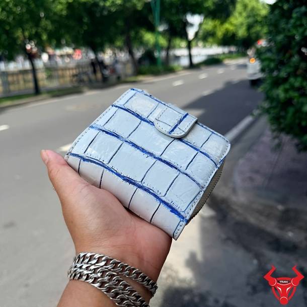 Ví nữ VRBA8 da bụng cá sấu vân vuông trắng xanh, thanh lịch, cao cấp và dễ phối đồ.