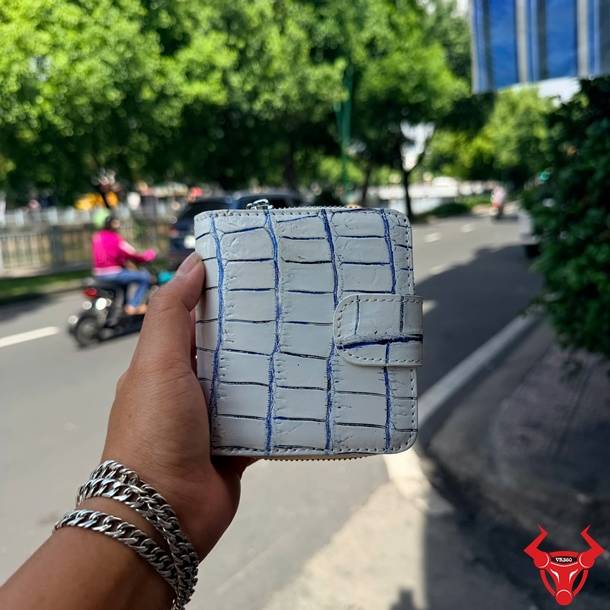 Ví da bụng cá sấu nữ VRBA8 trắng xanh, thiết kế vân vuông thời trang, sang trọng và tiện dụng.