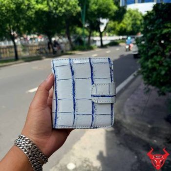 Ví Ngắn Nữ Da Bụng Cá Sấu Thái Lan Vân Vuông Trắng Viền Xanh VRBA8