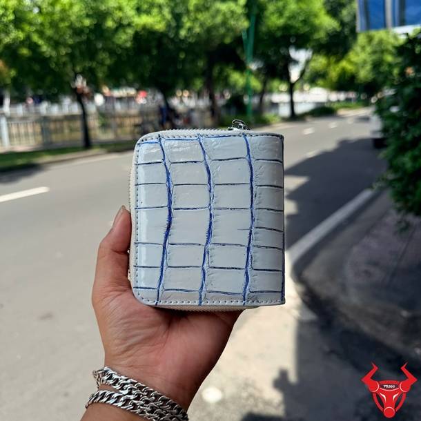 Ví nữ da bụng cá sấu Thái Lan VRBA8 trắng xanh, dáng ngắn sang trọng, đẳng cấp và đa dụng.