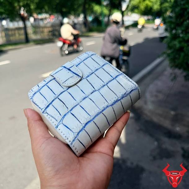 Ví nữ VRBA8 da bụng cá sấu Thái Lan vân vuông trắng xanh, hiện đại, cao cấp và đa dụng.