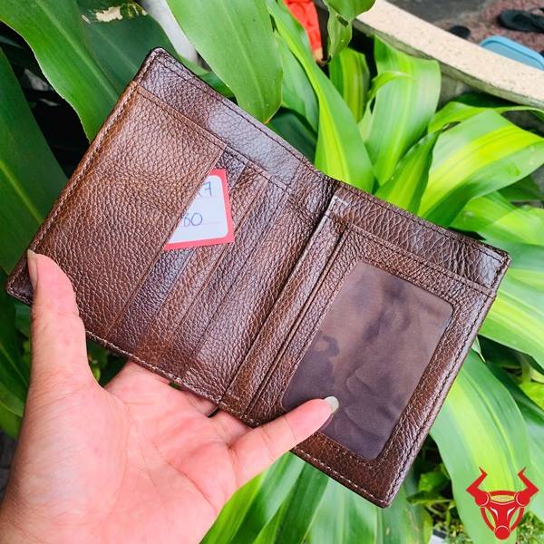 Thiết kế cao cấp, màu nâu đỏ ấn tượng, dáng đứng gọn gàng, phù hợp sử dụng hằng ngày.