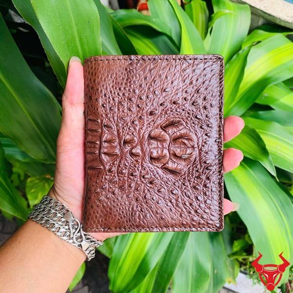 Da cá sấu nguyên con nhỏ, màu nâu đỏ sang trọng, dáng đứng gọn gàng và tiện dụng.