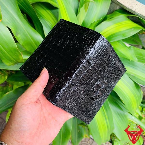 Ví Da Cá Sấu Nguyên Con Nhỏ VJA7 Dáng Đứng Màu Đen Màu đen cổ điển, kiểu dáng đứng thời trang, nổi bật với vân da cá sấu tự nhiên.