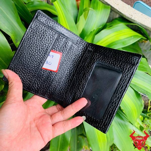 Ví Dáng Đứng VJA7 Da Cá Sấu Màu Đen Sang Trọng Thiết kế ấn tượng với da cá sấu nguyên con nhỏ và sắc đen đầy chiều sâu.