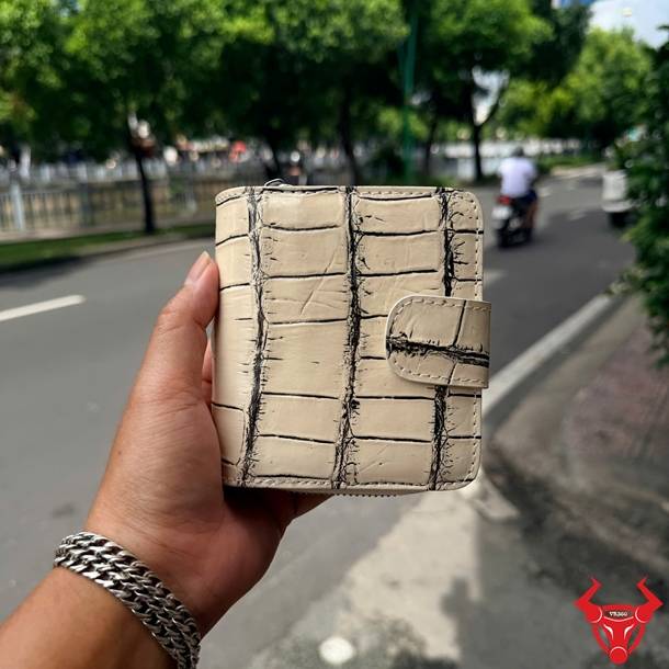 Ví da cá sấu nữ VRBA8 trắng đen thời thượng, dáng ngắn, sang trọng và dễ phối đồ.