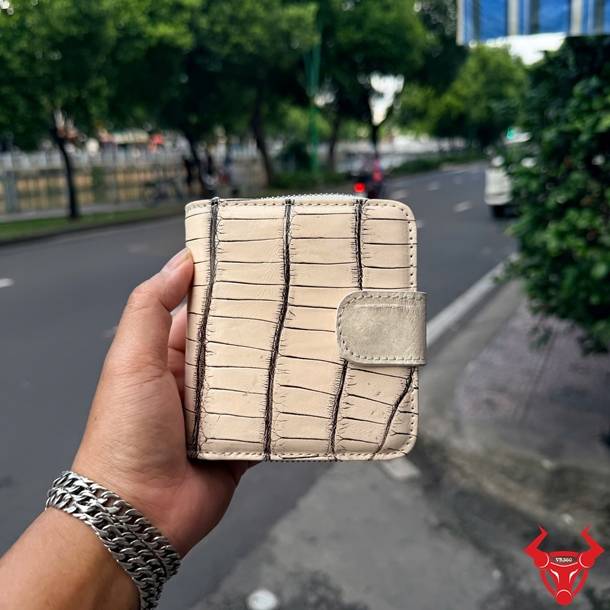Ví da cá sấu nữ VRBA8 dáng ngắn trắng đen, sang trọng, hiện đại và đa dụng.
