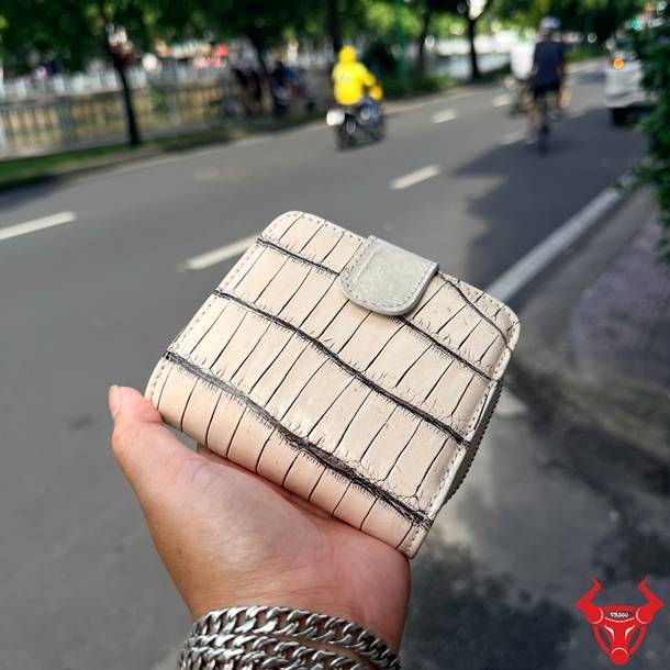 Ví nữ VRBA8 da cá sấu Thái Lan màu trắng đen, thiết kế sang trọng, nhỏ gọn và tiện dụng.