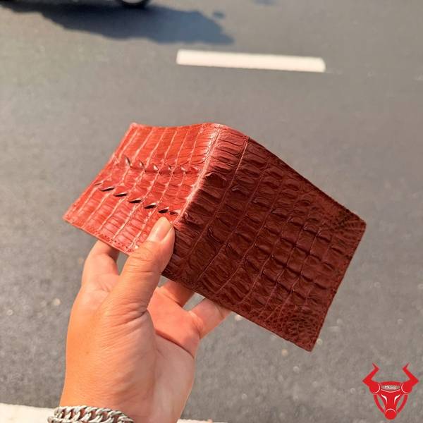 Ví Nam VBA1 Da Gai Lưng Cá Sấu Sang Trọng Vân gai cá sấu độc đáo, màu nâu đỏ nổi bật, phù hợp phong cách lịch lãm.