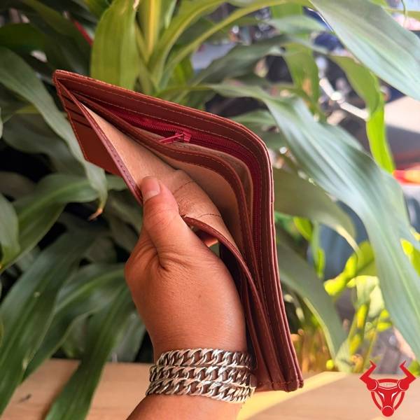 Ví Nam Da Gai Lưng Cá Sấu Nâu Đỏ Thời Thượng Thiết kế ấn tượng với vân gai tự nhiên và sắc nâu đỏ sang trọng.