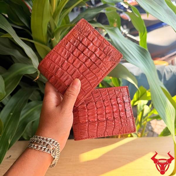Ví VBA1 Da Cá Sấu Gai Lưng Nâu Đỏ Nam Tính Phong cách nam tính cao cấp, nổi bật với màu nâu đỏ và vân da độc đáo.