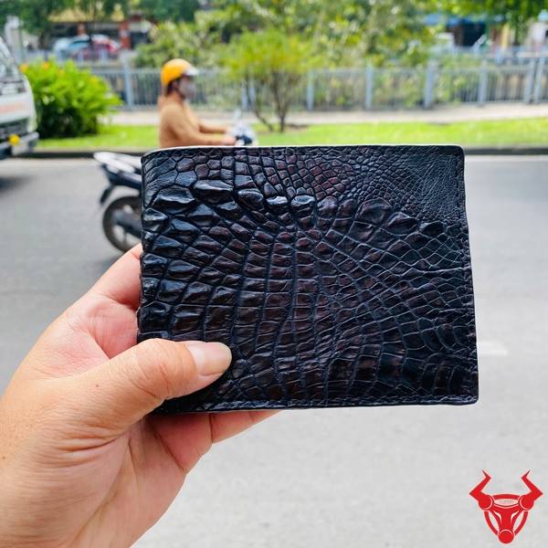 Ví da gai tay cá sấu màu đen với thiết kế lịch lãm, bền đẹp và phù hợp nhiều phong cách.