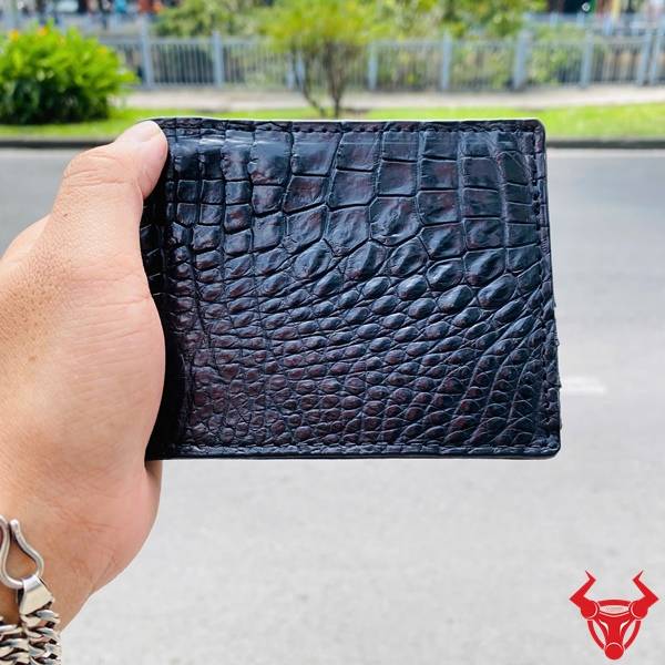 Ví da gai tay cá sấu màu đen thiết kế nhỏ gọn, tiện dụng và bền bỉ theo thời gian.