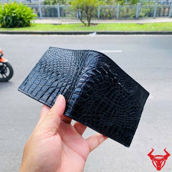 Ví nam da gai tay cá sấu màu đen cao cấp, thiết kế gọn gàng, bền đẹp và tiện lợi.