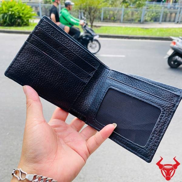 Ví da gai tay cá sấu VBA5 màu đen bền đẹp, tiện dụng và mang vẻ đẹp cao cấp.