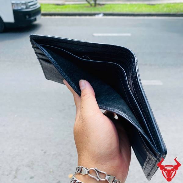 Ví nam da cá sấu màu đen cao cấp, nhỏ gọn, bền bỉ và đáp ứng nhu cầu sử dụng hằng ngày.