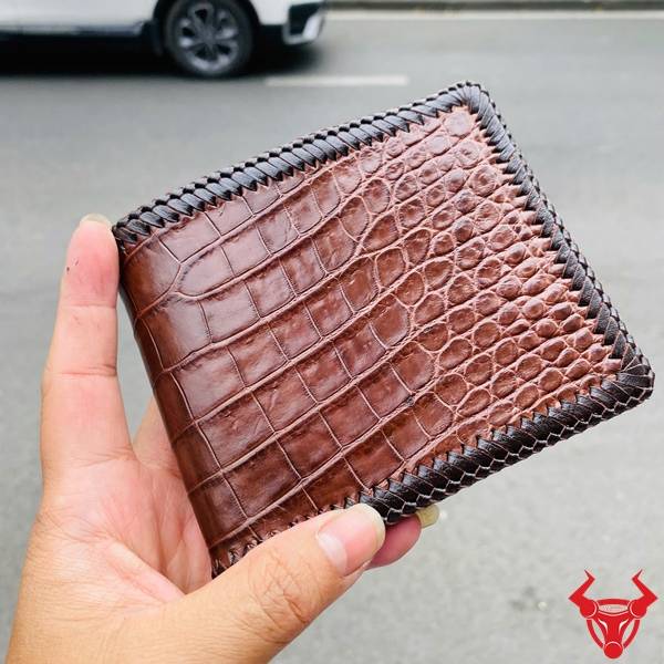Ví nam da cá sấu màu nâu đất thiết kế tinh tế, sang trọng và bền bỉ cho sử dụng hằng ngày.