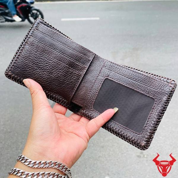 Ví da bụng cá sấu màu nâu đất cao cấp, thiết kế đan viền tinh xảo, bền đẹp và sang trọng.