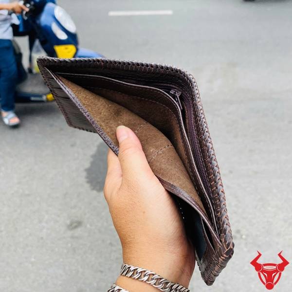 Ví da bụng cá sấu nâu đất cao cấp, thiết kế đan viền thủ công, bền đẹp và đậm chất thời trang.
