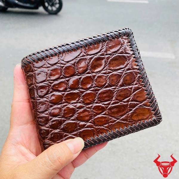 Ví da bụng cá sấu 2 mặt màu nâu đất cao cấp, đan viền tinh xảo và sang trọng.